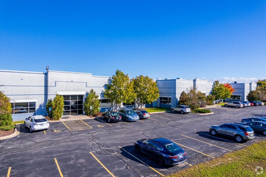400 W Bell Ct, Oak Creek, WI à louer - Photo du bâtiment - Image 3 de 8