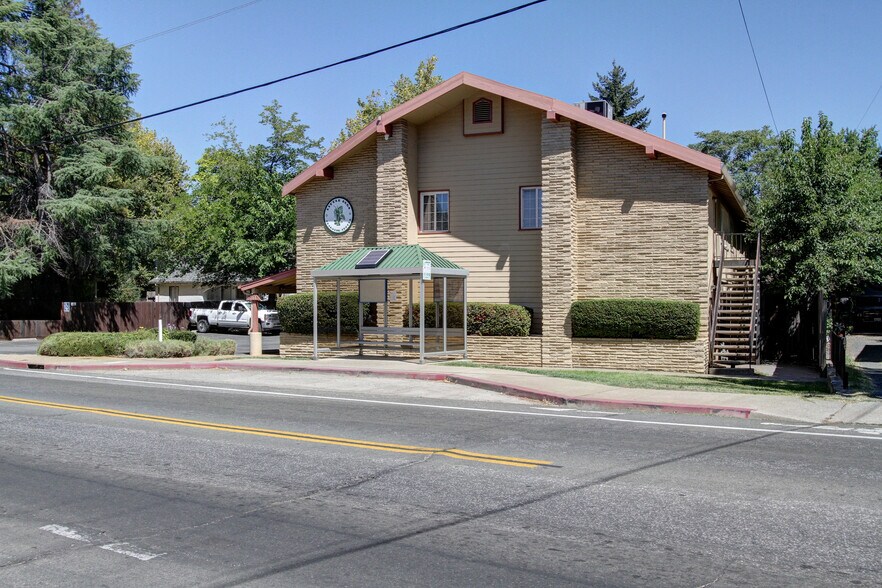 714 W Main St, Grass Valley, CA à vendre - Photo du bâtiment - Image 3 de 36