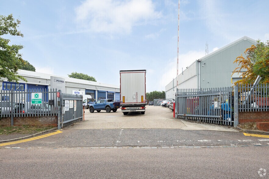 1B Travellers Close, North Mymms à louer - Photo du bâtiment - Image 2 de 8