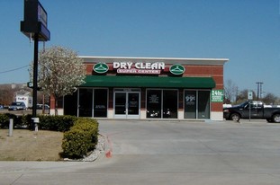 Retail/Dry Cleaner - Restaurant avec service au volant