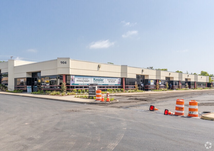 904 Oak Tree Rd, South Plainfield, NJ for lease - Primary Photo - Image 1 of 6