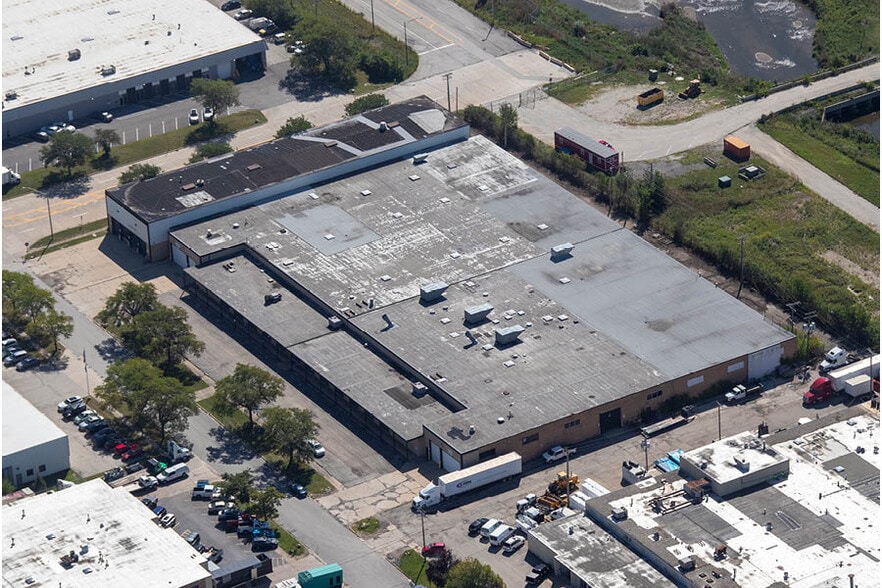 555 Santa Rosa Dr, Des Plaines, IL à vendre - Photo du bâtiment - Image 2 de 9