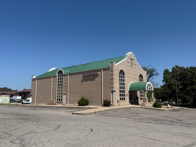 2251 N Woodlawn Blvd, Wichita, KS for sale - Building Photo - Image 2 of 26