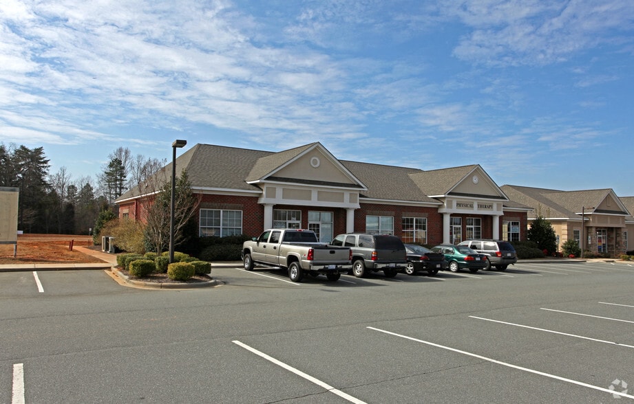 298 N Highway 16, Denver, NC for lease - Building Photo - Image 3 of 3