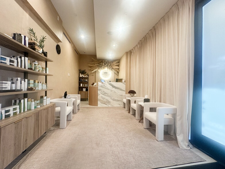 7225 Melrose Ave, Los Angeles, CA for sale - Interior Photo - Image 2 of 28