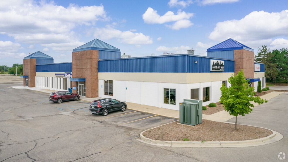 5200-5210 W Saginaw Hwy, Lansing, MI for sale - Building Photo - Image 2 of 3