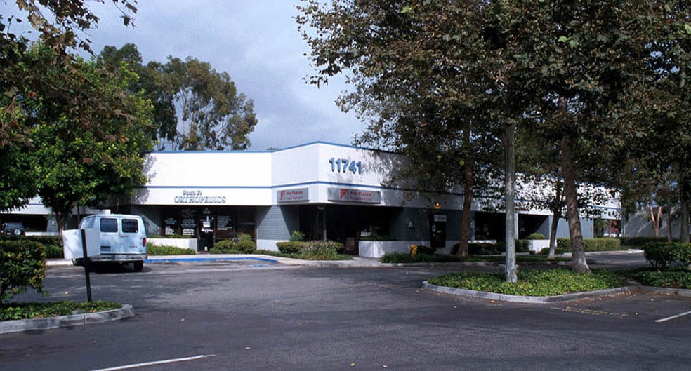 11741 Telegraph Rd, Santa Fe Springs, CA à vendre - Photo principale - Image 1 de 14