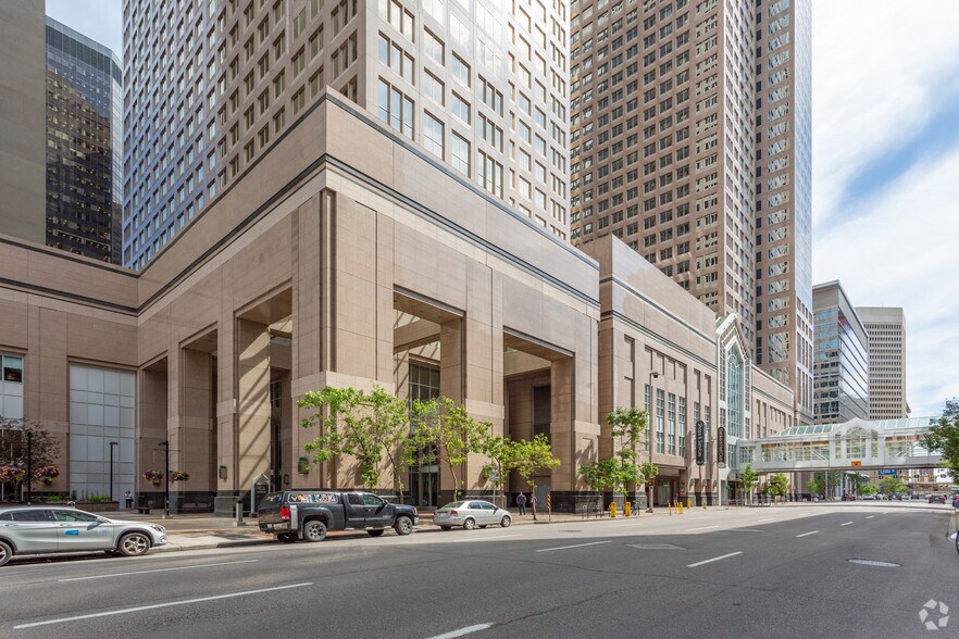 315 8th Ave SW, Calgary, AB à louer - Photo du bâtiment - Image 3 de 7