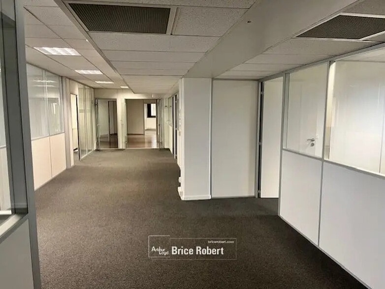 Office in Lyon for lease - Interior Photo - Image 3 of 8