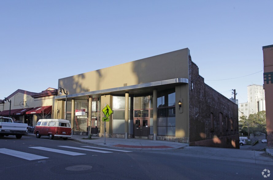 260 N Petaluma Blvd, Petaluma, CA à louer - Photo du bâtiment - Image 2 de 17