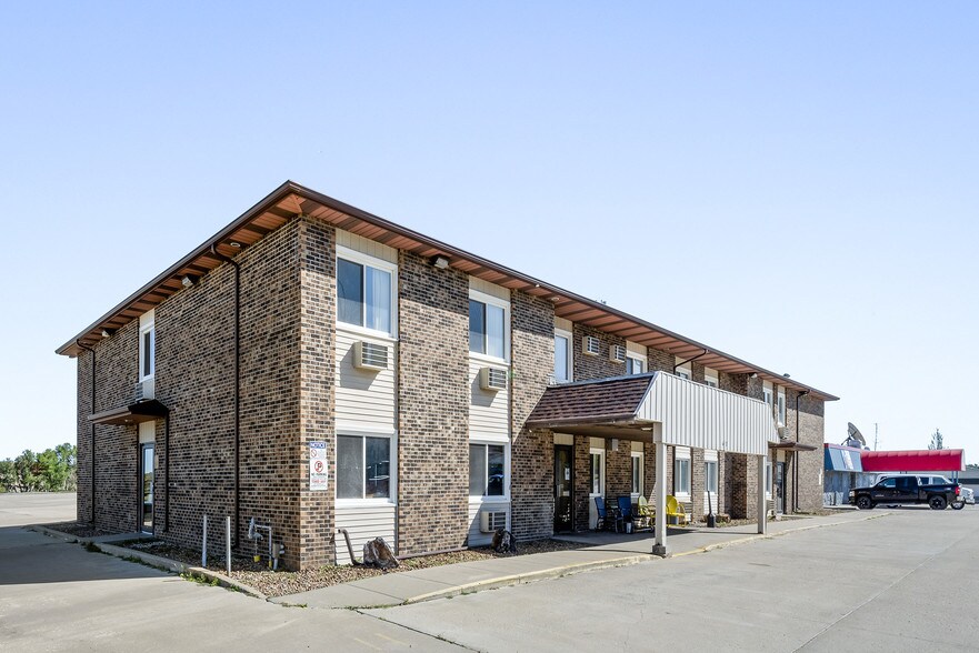 642 12th St W, Dickinson, ND à vendre - Photo principale - Image 2 de 9