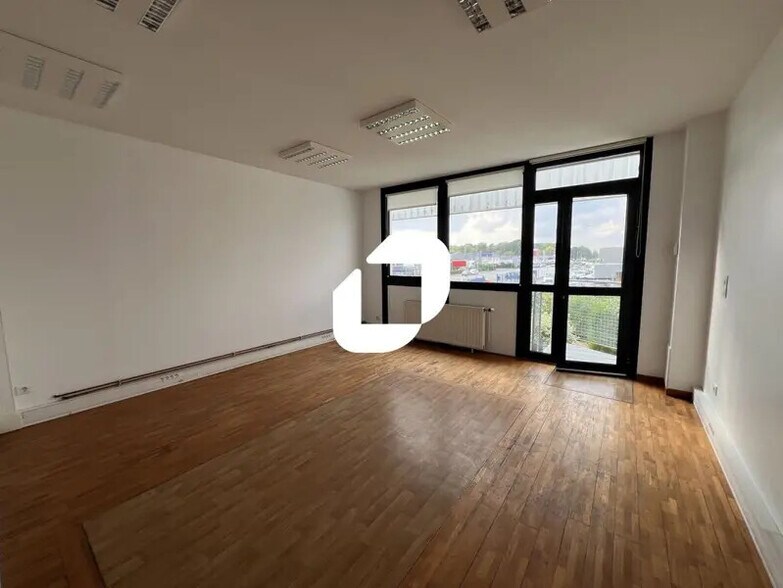 Flex in Lesquin for lease - Interior Photo - Image 3 of 9