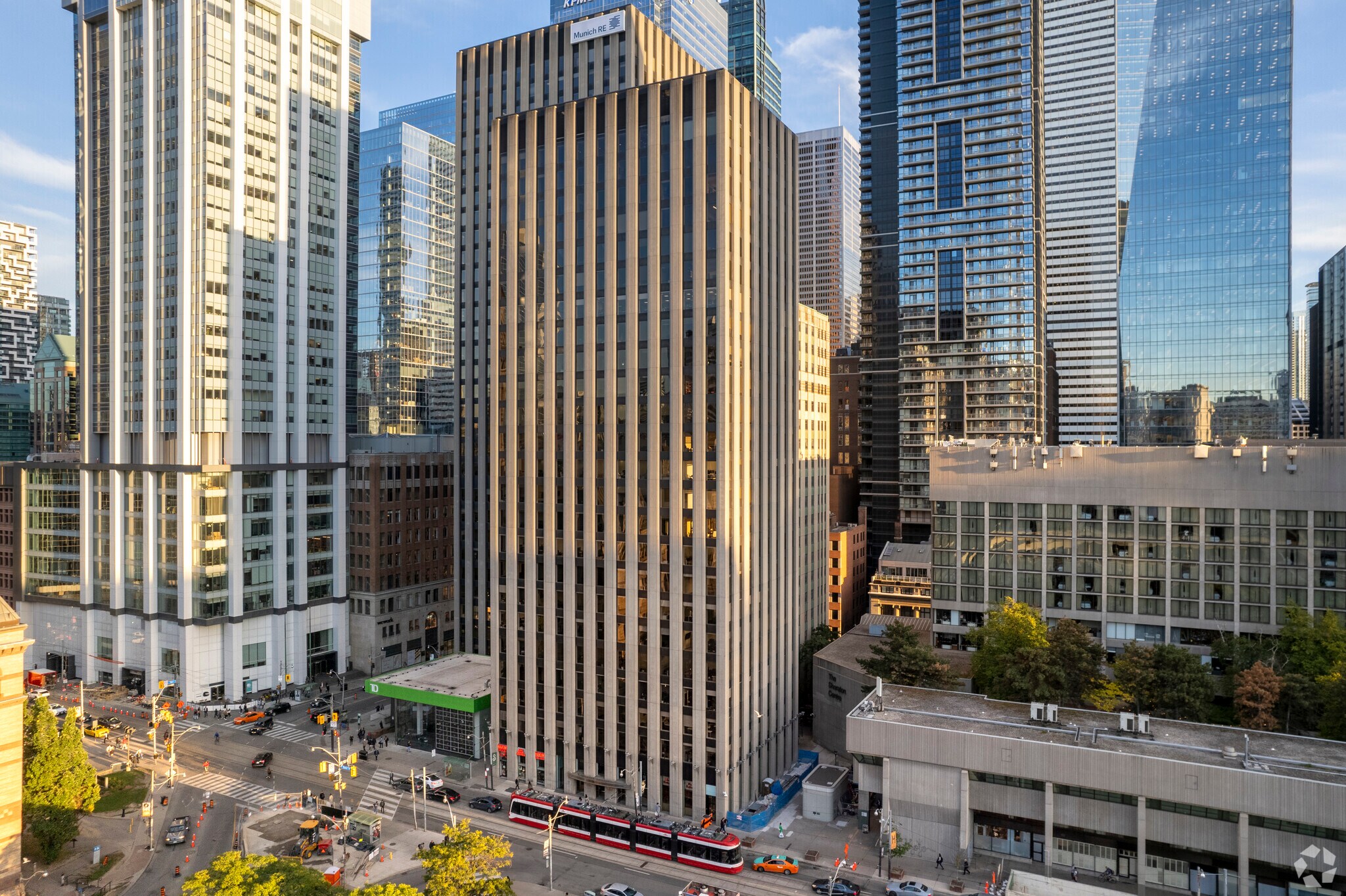 65 Queen St W, Toronto, ON à louer Photo du bâtiment- Image 1 de 6