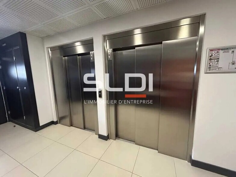 Bureau dans Vénissieux à louer - Photo du bâtiment - Image 2 de 12