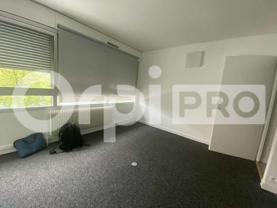Office in Caluire-et-Cuire for lease Building Photo- Image 1 of 10