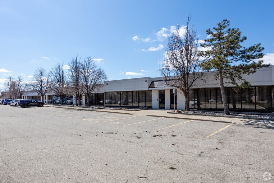 7560 Airport Rd, Mississauga, ON à louer - Photo du bâtiment - Image 3 de 5