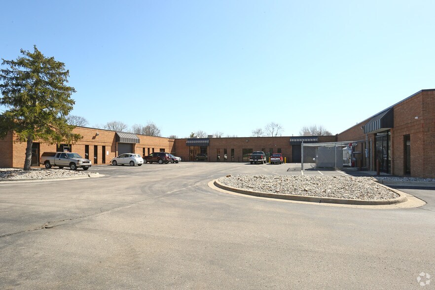 1400-1490 Eisenhower Pl, Ann Arbor, MI à louer - Photo du bâtiment - Image 3 de 16