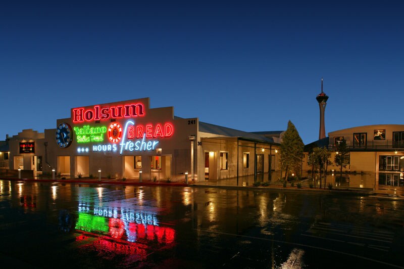 231-241 W Charleston Blvd, Las Vegas, NV à louer - Photo du bâtiment - Image 1 de 6