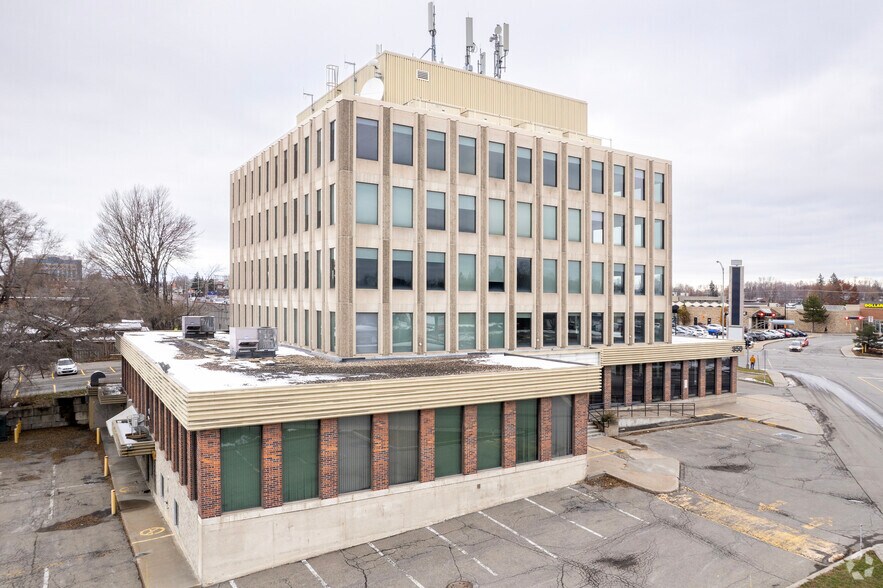 350 Boul Arthur-Sauvé, St-Eustache, QC à louer - Photo du bâtiment - Image 2 de 5