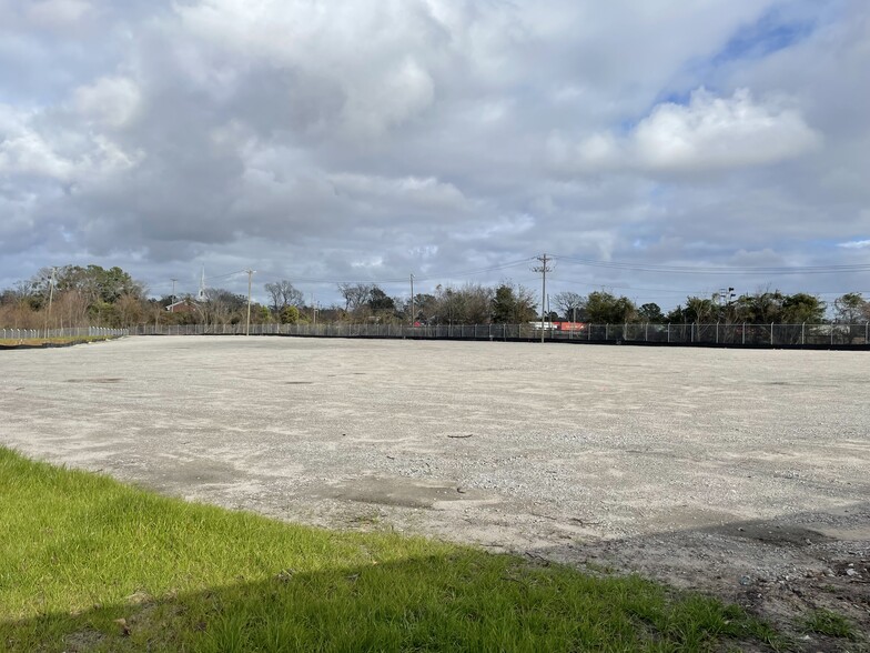 4200 Piggly Wiggly Dr, North Charleston, SC for lease - Building Photo - Image 1 of 1