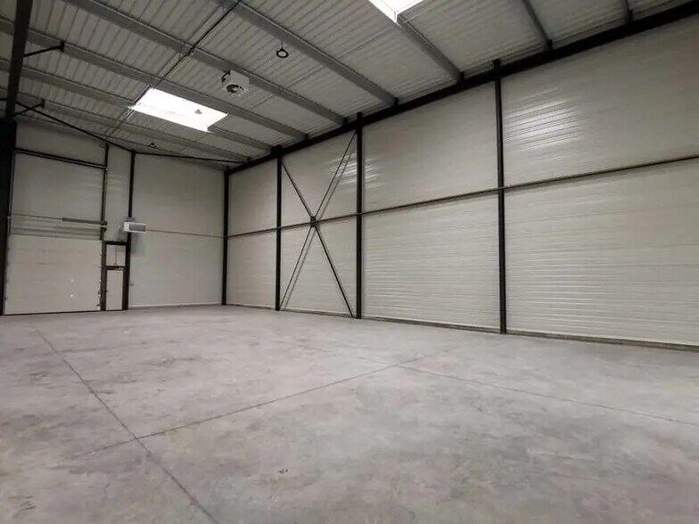 Local d'activités dans Moissy-Cramayel à vendre - Photo du bâtiment - Image 1 de 5