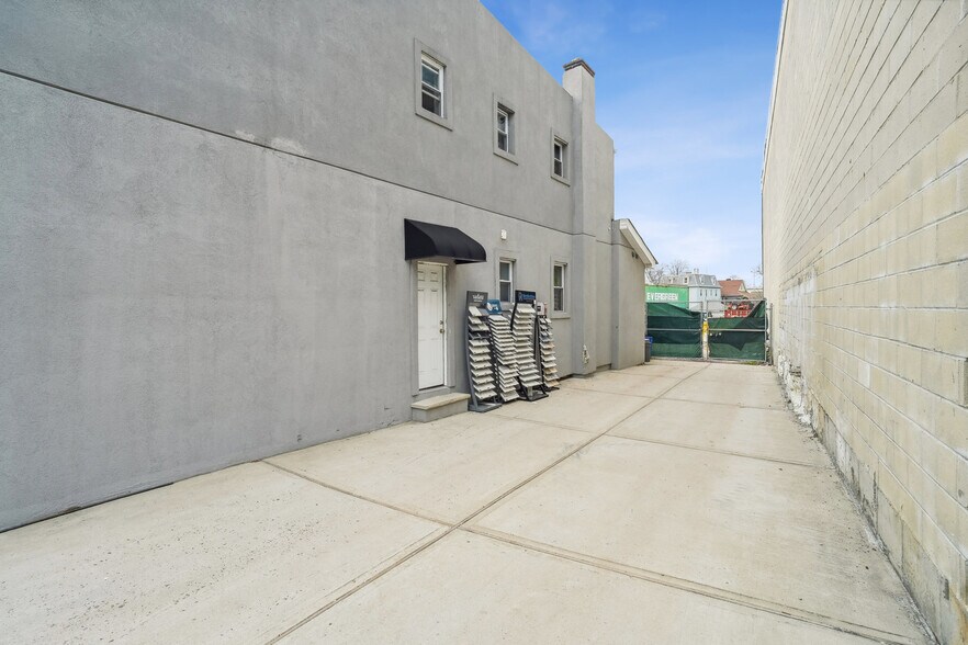 871 Post Ave, Staten Island, NY à vendre - Photo du bâtiment - Image 3 de 9