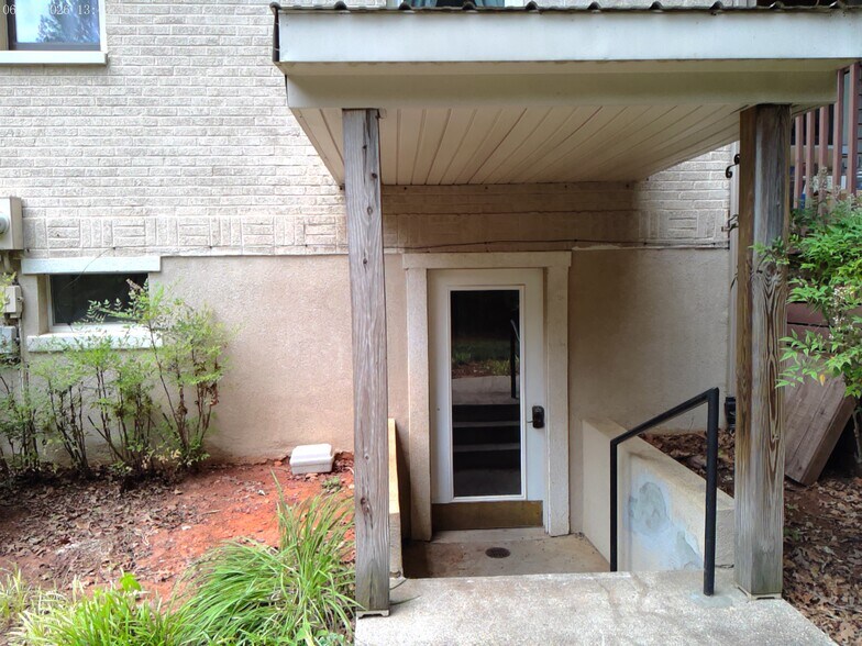 7708 Timberlake Rd, Lynchburg, VA à louer - Photo du bâtiment - Image 2 de 8