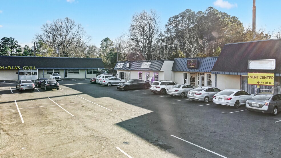 2801-2825 W Sugar Creek Rd, Charlotte, NC à louer - Photo du bâtiment - Image 2 de 6