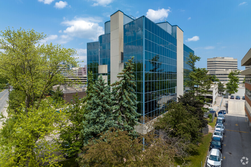 41 Valleybrook Dr, Toronto, ON à louer - Photo du bâtiment - Image 3 de 4