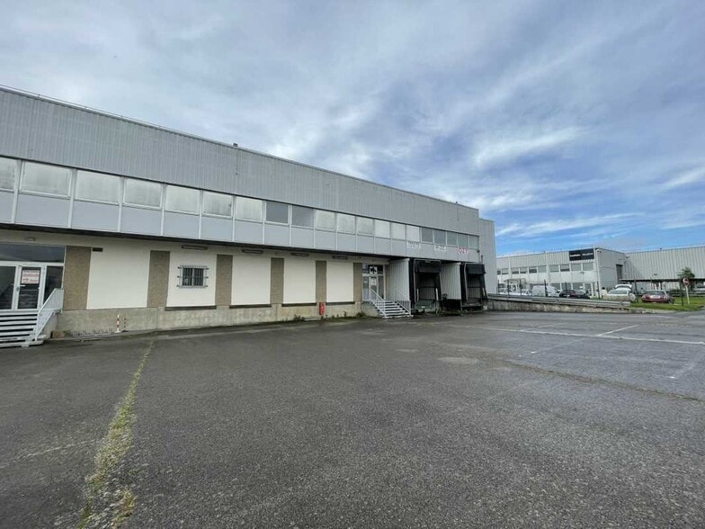 Flex in Sucy-en-Brie for lease - Building Photo - Image 1 of 18