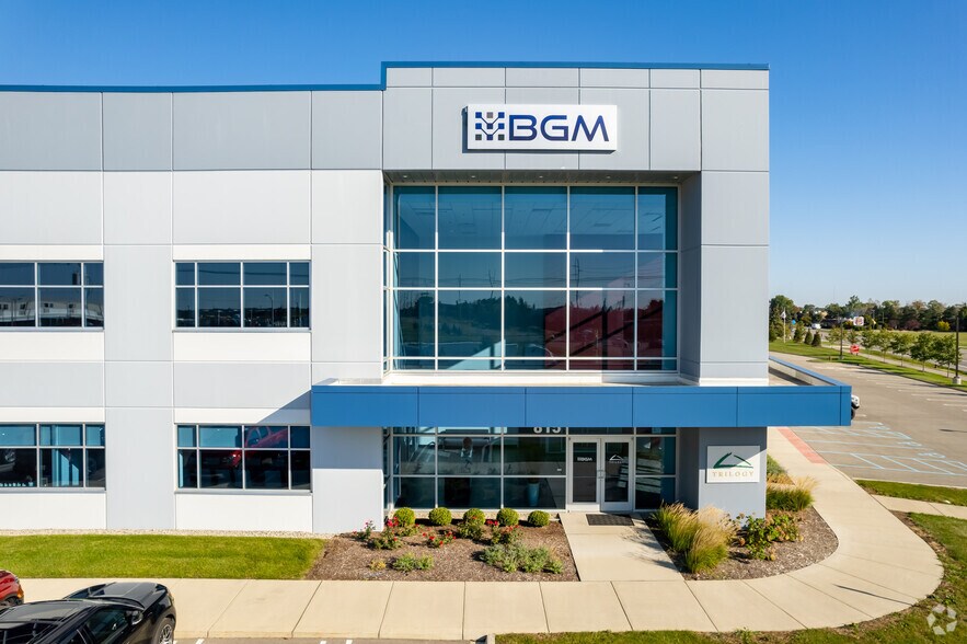 815 N Opdyke Rd, Auburn Hills, MI for lease - Building Photo - Image 3 of 8