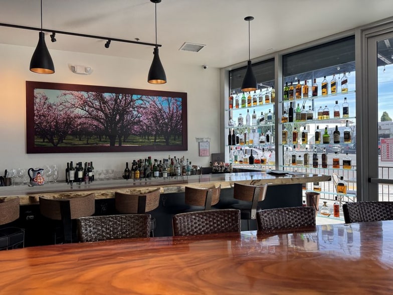 5135 W Adams Blvd, Los Angeles, CA for lease - Interior Photo - Image 2 of 10