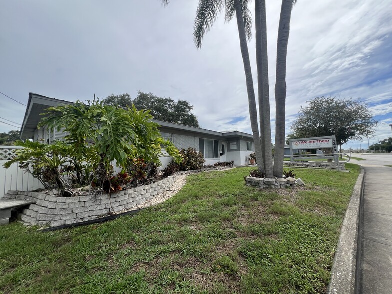 2424 Sunset Point Rd, Clearwater, FL à vendre - Photo du bâtiment - Image 3 de 17