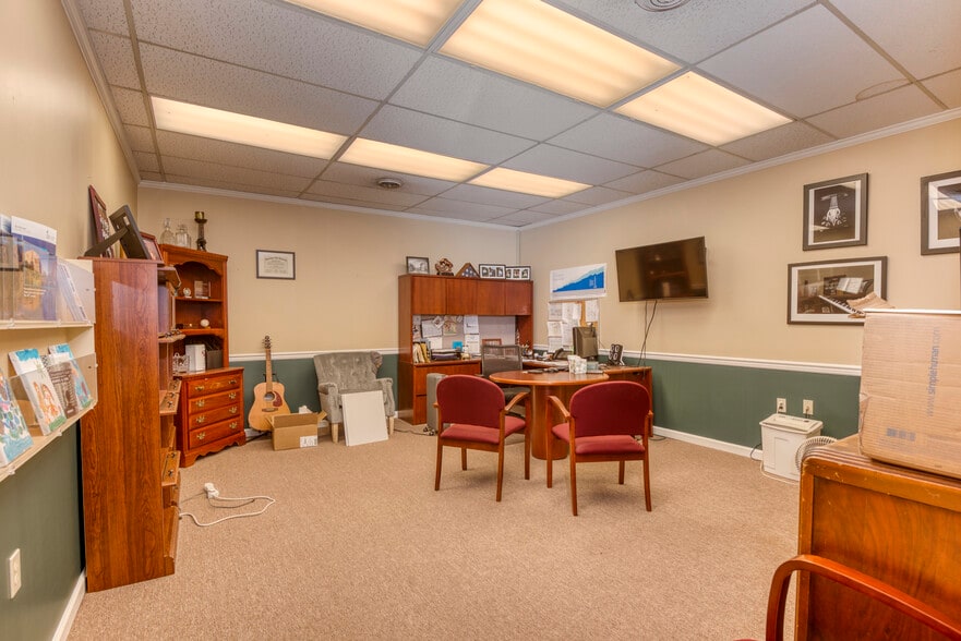 293 W Main St, Abingdon, VA for lease - Interior Photo - Image 2 of 5
