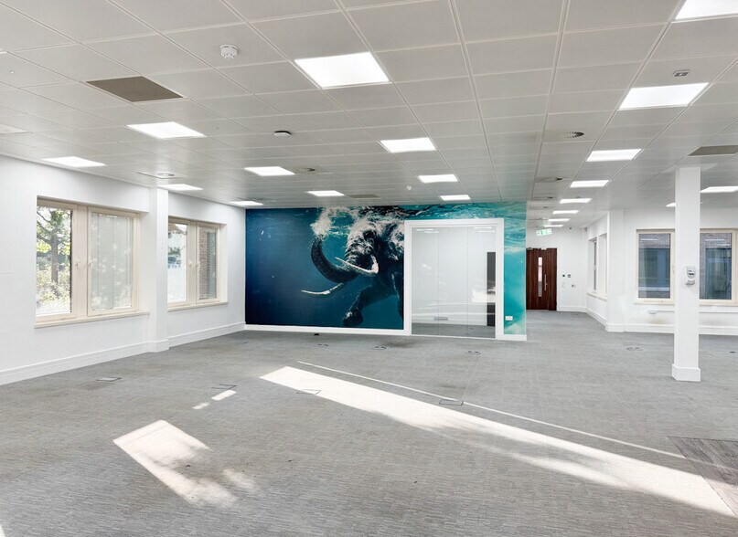Timbold Dr, Milton Keynes à louer - Photo du bâtiment - Image 3 de 8