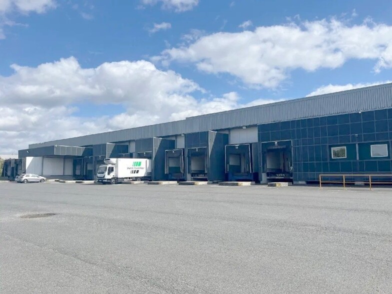 Industrial in SAINT-OUEN-L'AUMONE for lease - Building Photo - Image 2 of 14