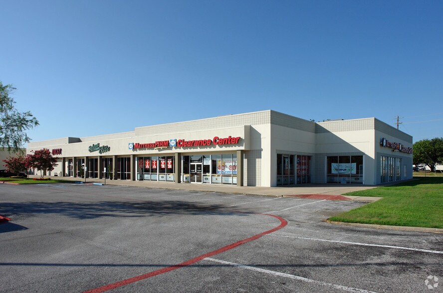 1330 N Town East Blvd, Mesquite, TX for lease - Primary Photo - Image 1 of 5
