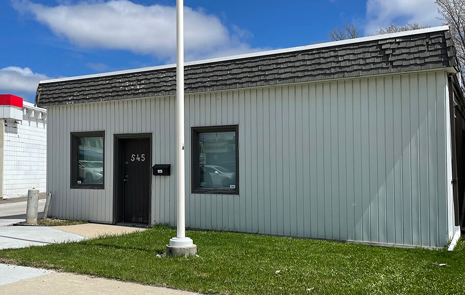 545 Telfer St S, Winnipeg, MB à vendre - Photo du bâtiment - Image 2 de 12