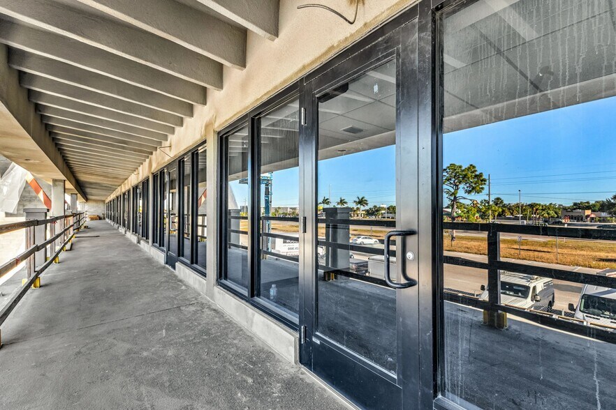 3596 Tamiami Trl, Port Charlotte, FL à louer - Photo du bâtiment - Image 2 de 11
