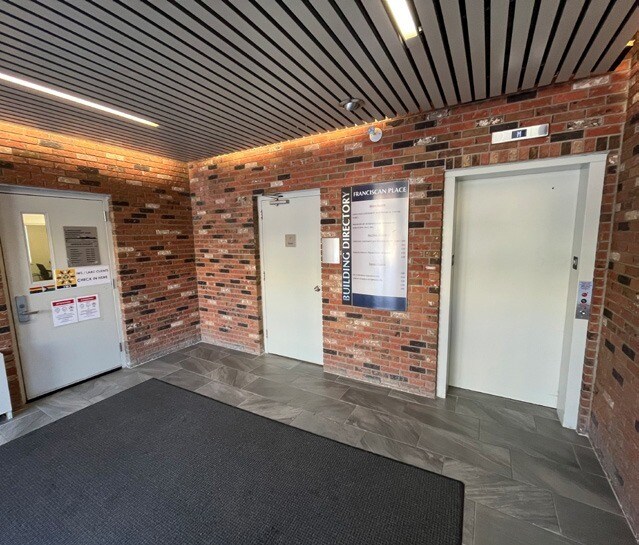 2445 13th Av, Regina, SK à louer - Hall d’entrée - Image 3 de 3