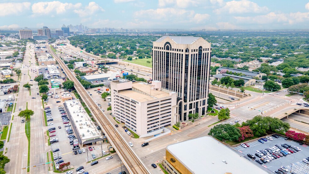 8080 N Central Expy, Dallas, TX à louer - Photo du bâtiment - Image 2 de 18