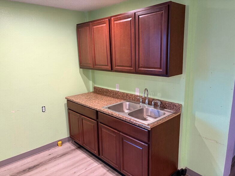 515 W Bridge St, Granbury, TX à louer - Photo du bâtiment - Image 3 de 14
