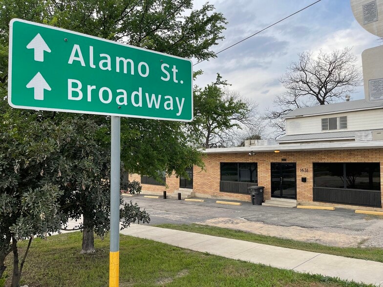 1631 N Interstate 35, San Antonio, TX à louer - Photo du bâtiment - Image 1 de 4