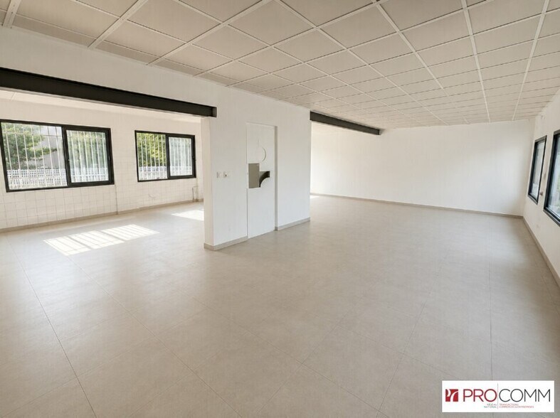 Retail in Nimes for lease - Interior Photo - Image 3 of 3