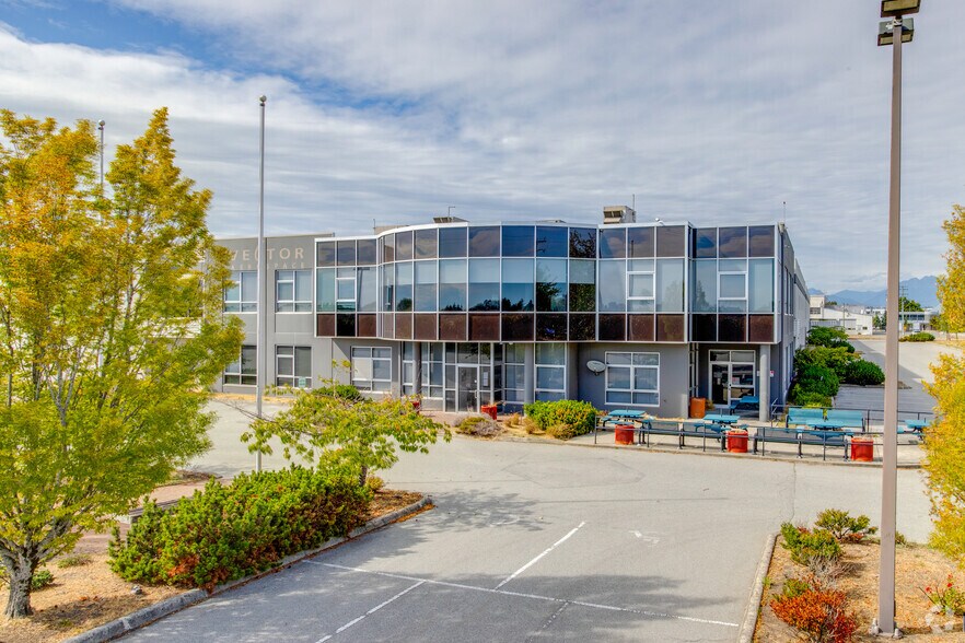 4551 Agar Dr, Richmond, BC à louer - Photo du bâtiment - Image 2 de 6