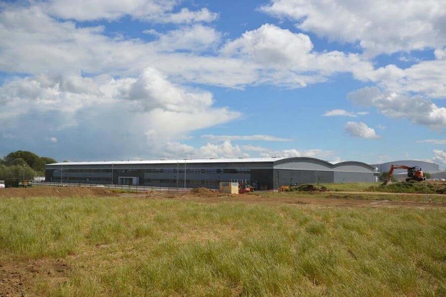 14 Cherry Orchard Way, Southend-On-Sea for lease - Building Photo - Image 2 of 3