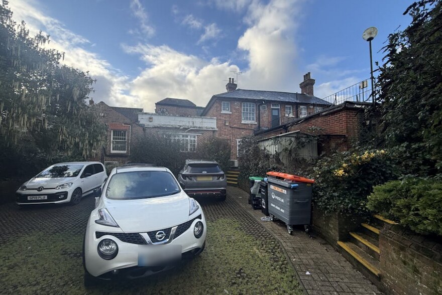 5 The Sq, Petersfield à louer - Photo du bâtiment - Image 2 de 3