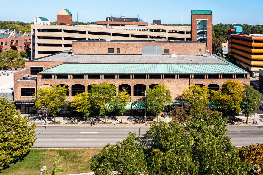 333 E Grand River Ave, East Lansing, MI à louer - Photo du bâtiment - Image 3 de 9