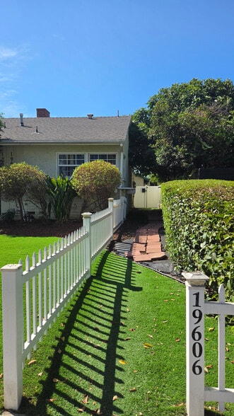 19604 Victory Blvd, Tarzana, CA for sale - Building Photo - Image 2 of 10
