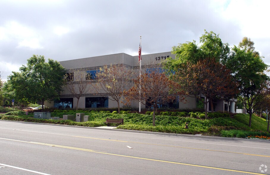 13715 Stowe Dr, Poway, CA à louer - Photo du bâtiment - Image 3 de 4